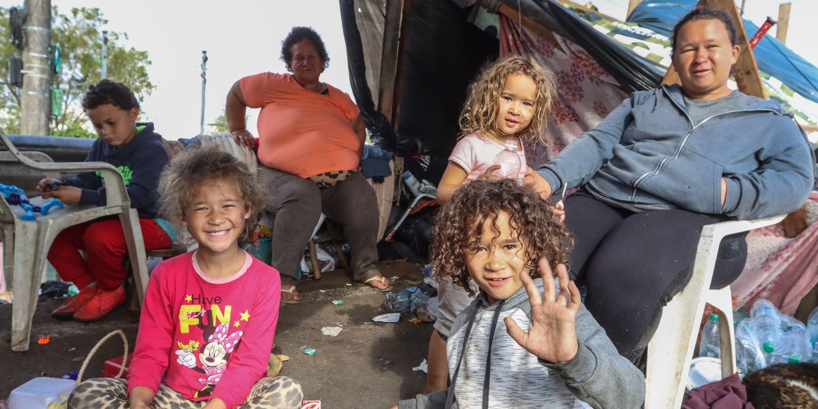 Famílias improvisam acampamentos em rodovias para vigiar suas casas