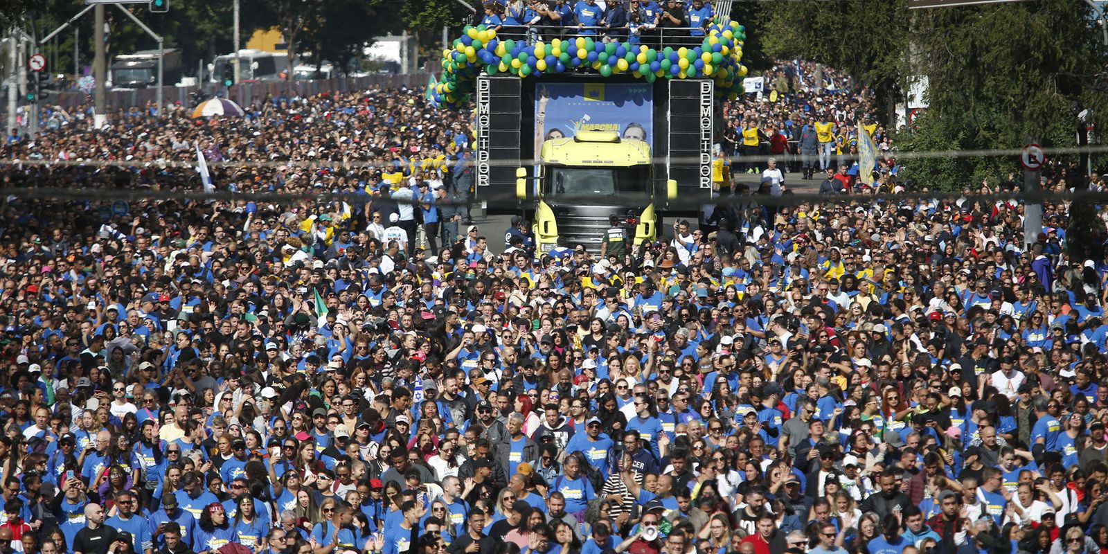 Marcha para Jesus reúne milhares de pessoas na capital paulista