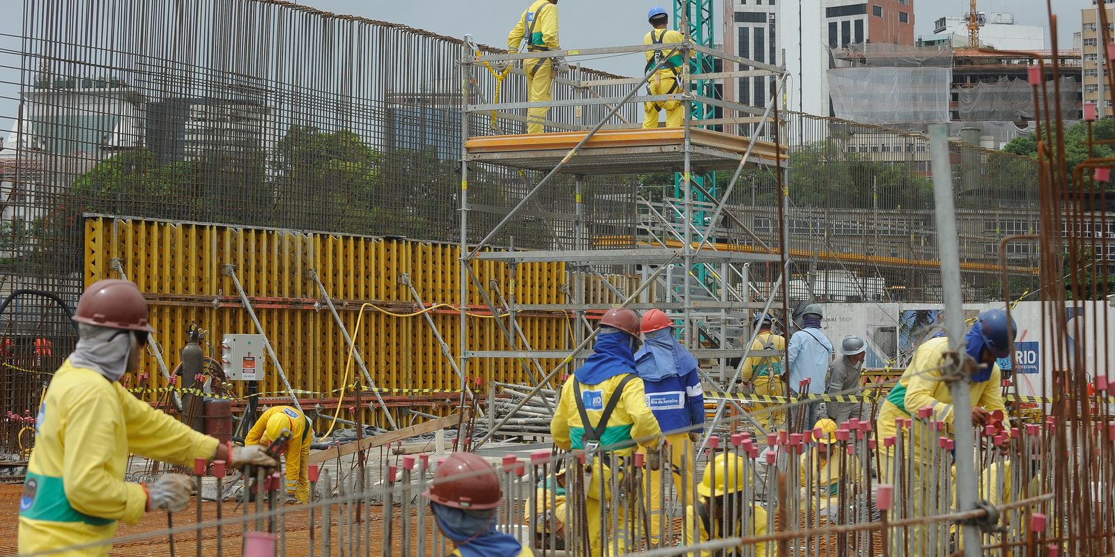 Mesmo na pandemia, emprego na construção cresceu 21,6%, revela IBGE