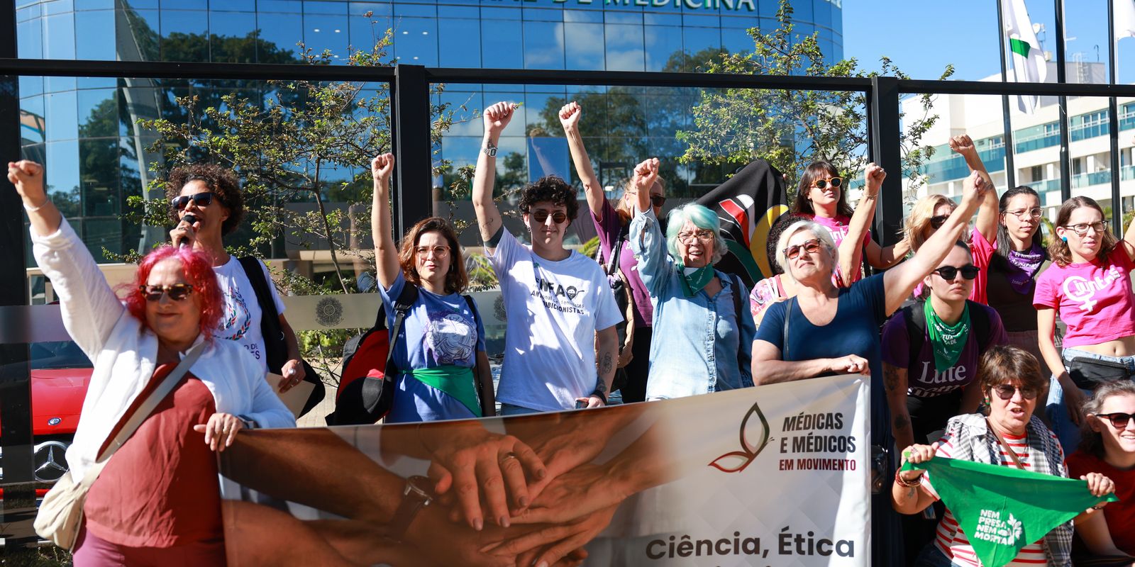 Mulheres protestam contra norma do CFM sobre assistolia fetal