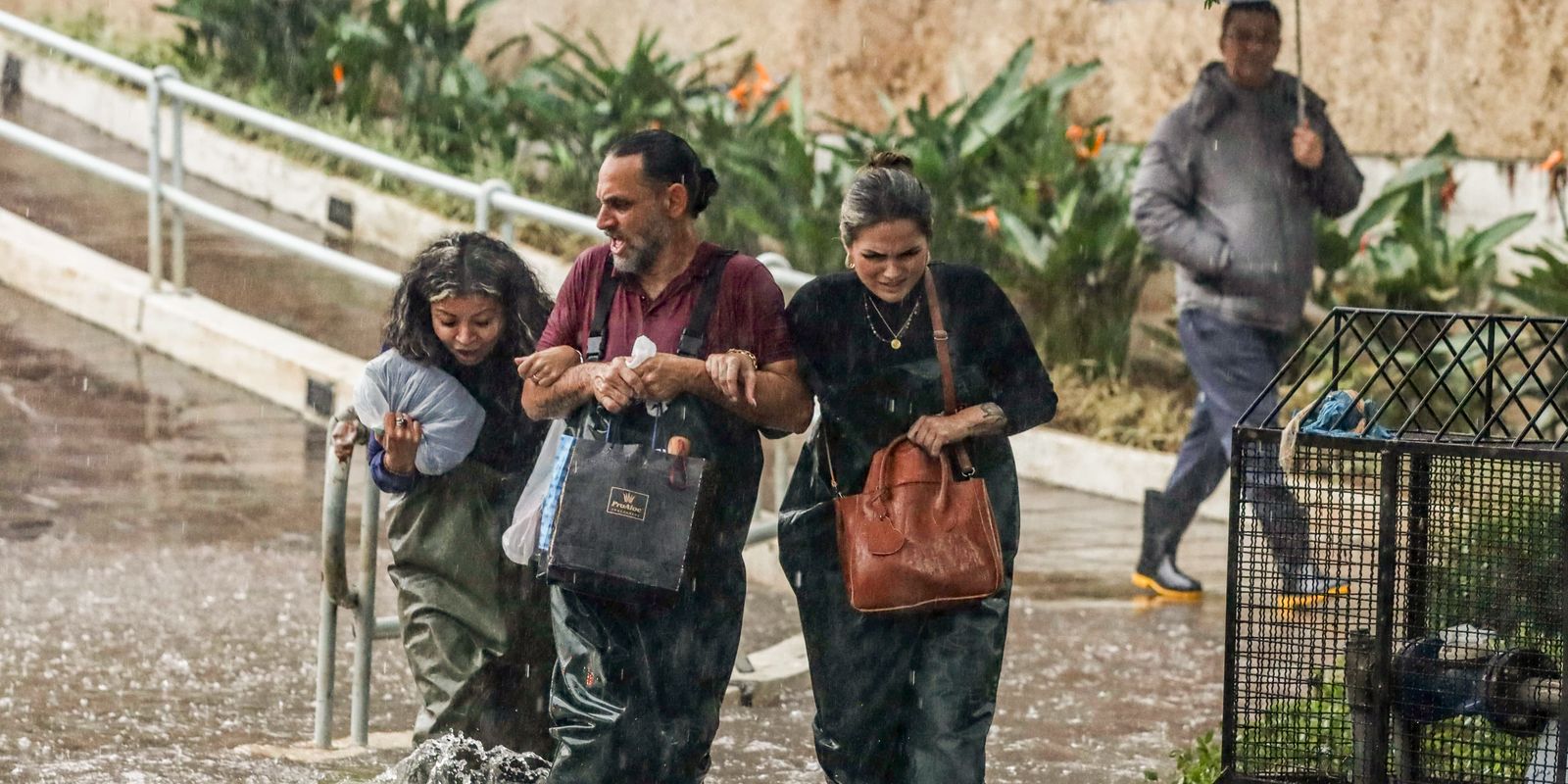 Porto Alegre enfrenta chuva forte e bairro Menino Deus volta a alagar