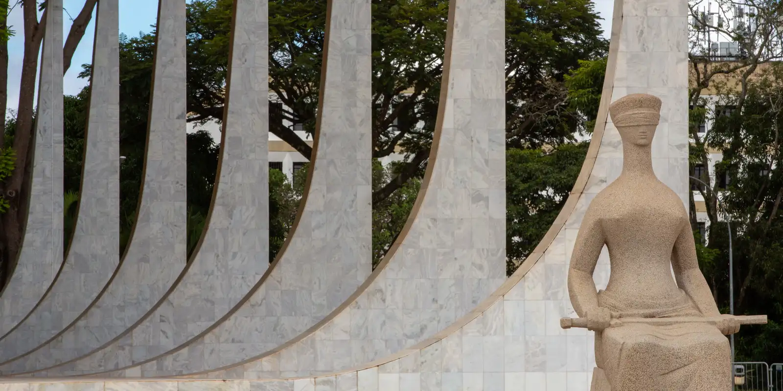 STF envia ao Legislativo decisão que descriminalizou porte de maconha