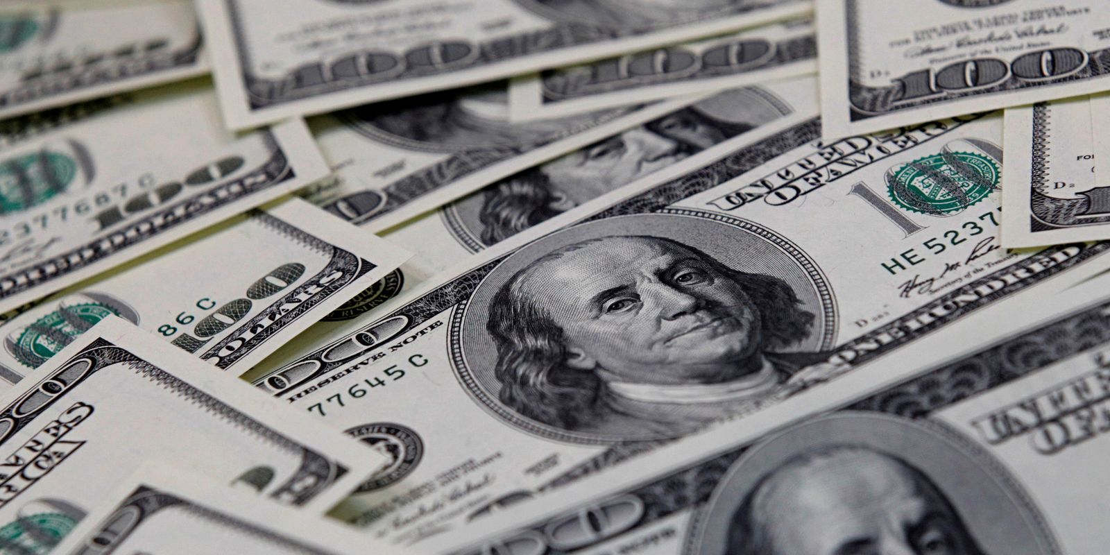 Dólar fecha a R$ 5,60 com apagão cibernético e eleições americanas