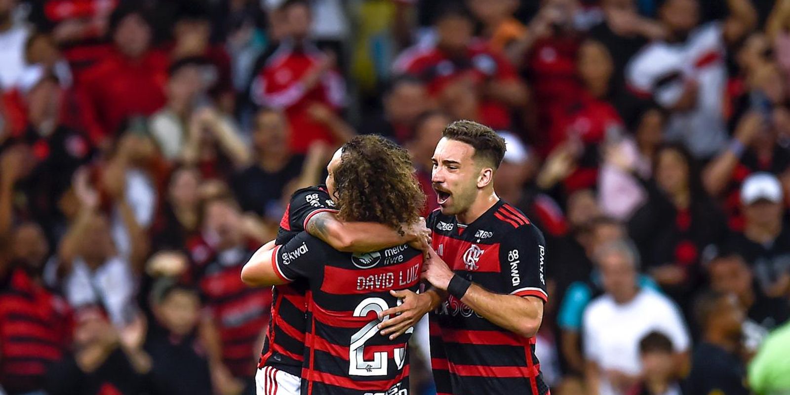 Flamengo derrota Cruzeiro para se isolar na ponta do Brasileiro