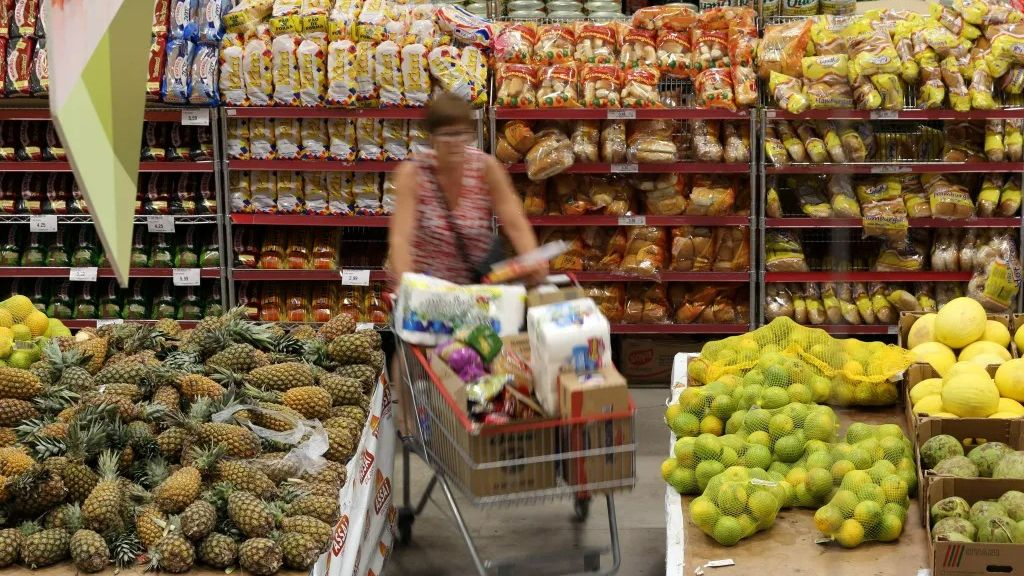 Vendas no varejo do Brasil avançam 1,2% em maio com desempenho de hiper e supermercados, diz IBGE