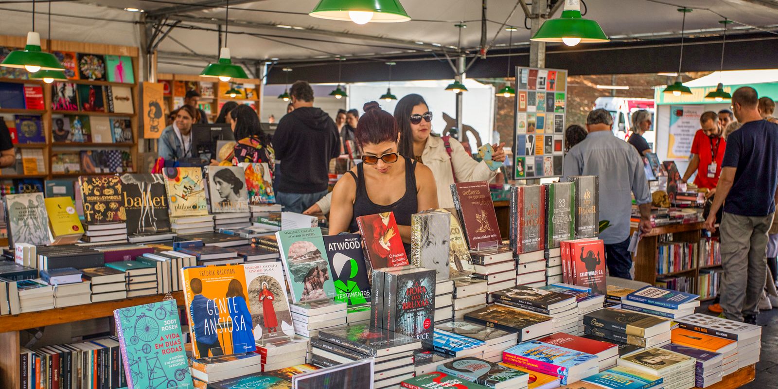 Com programação gratuita e ao ar livre, Feira do Livro agita SP