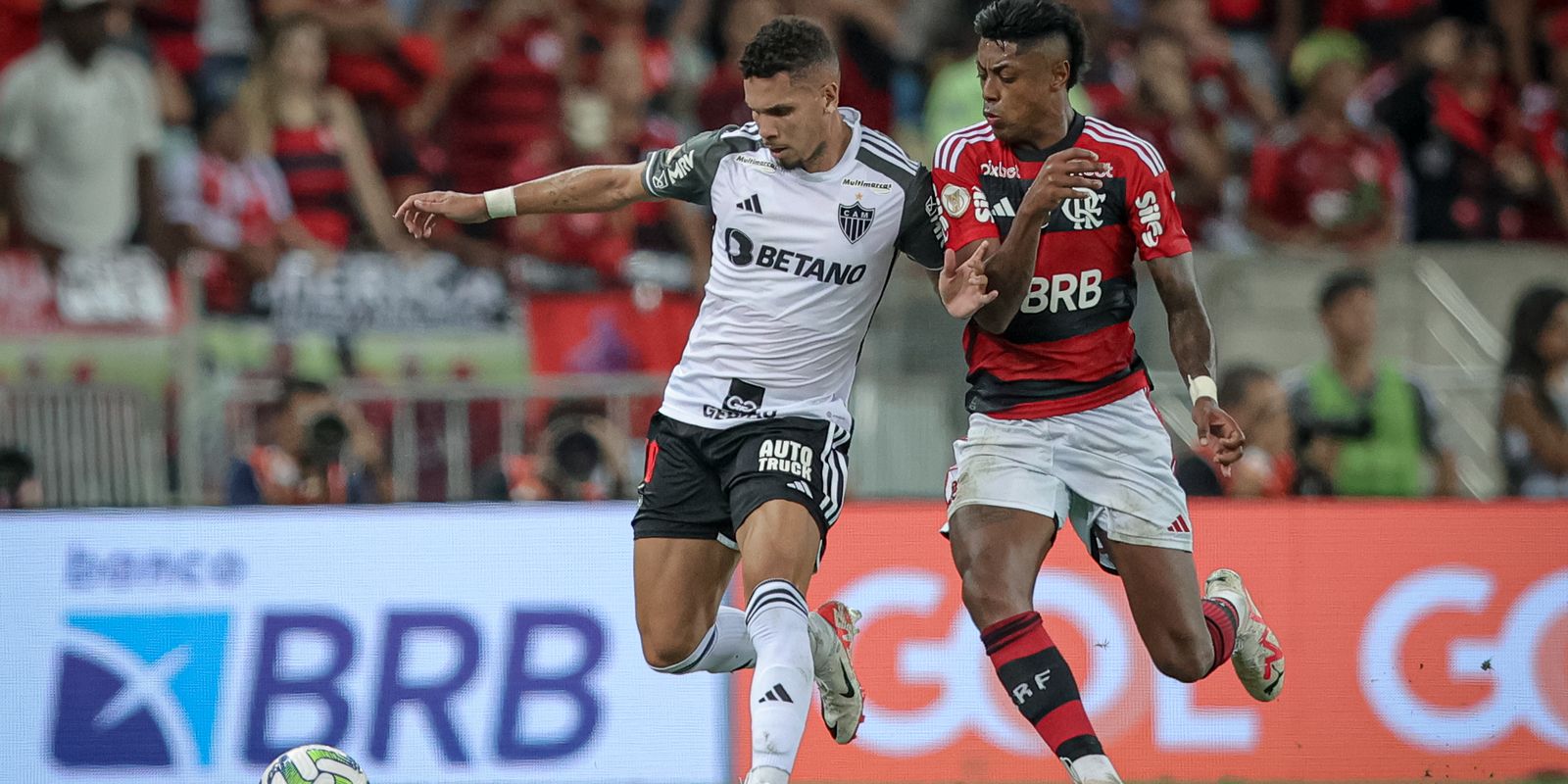 Líder do Brasileiro, Flamengo enfrenta Atlético-MG no Mineirão