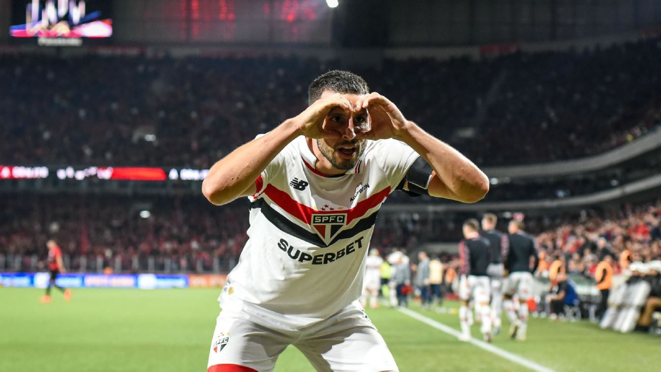 São Paulo vence Athletico-PR em Curitiba e dorme no G-4 do Brasileirão