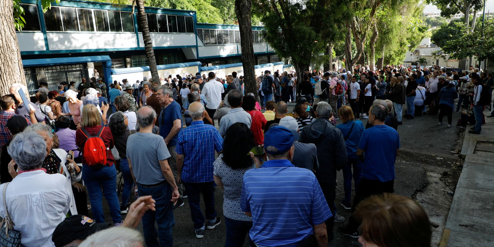 Venezuelanos vão às urnas eleger novo presidente