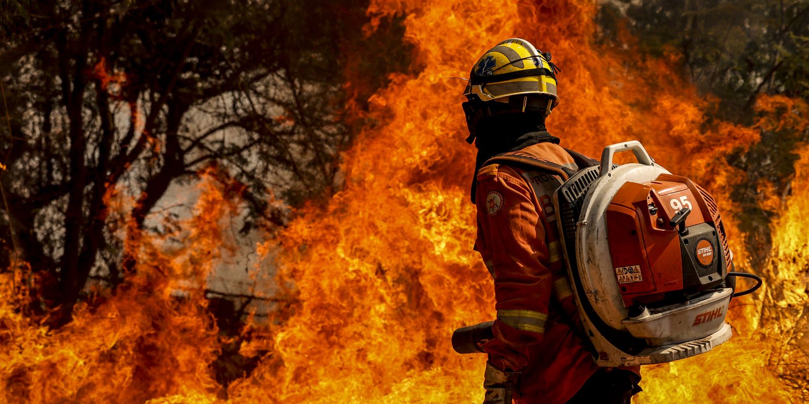 Bombeiros do DF apagam incêndio em área de nascente do Lago Paranoá