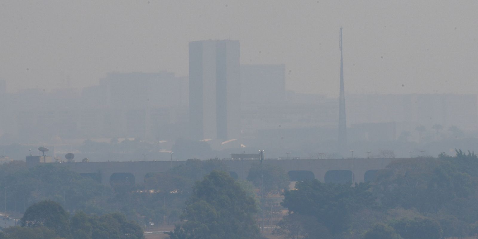 Cortina de fumaça deve permanecer no DF ao longo desta terça