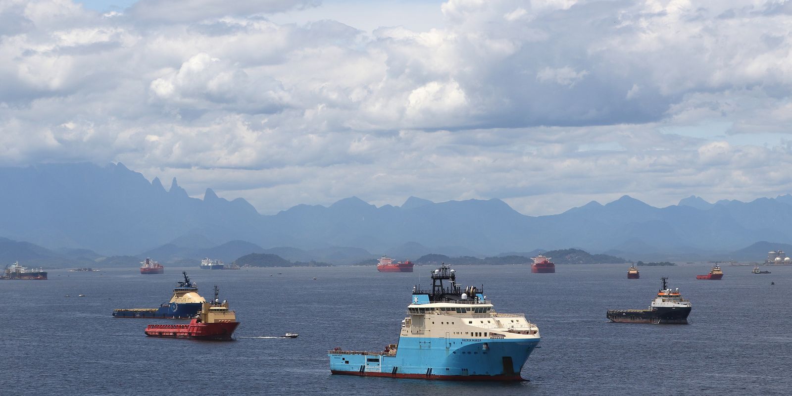 MPF quer solução para navios abandonados na Baía de Guanabara