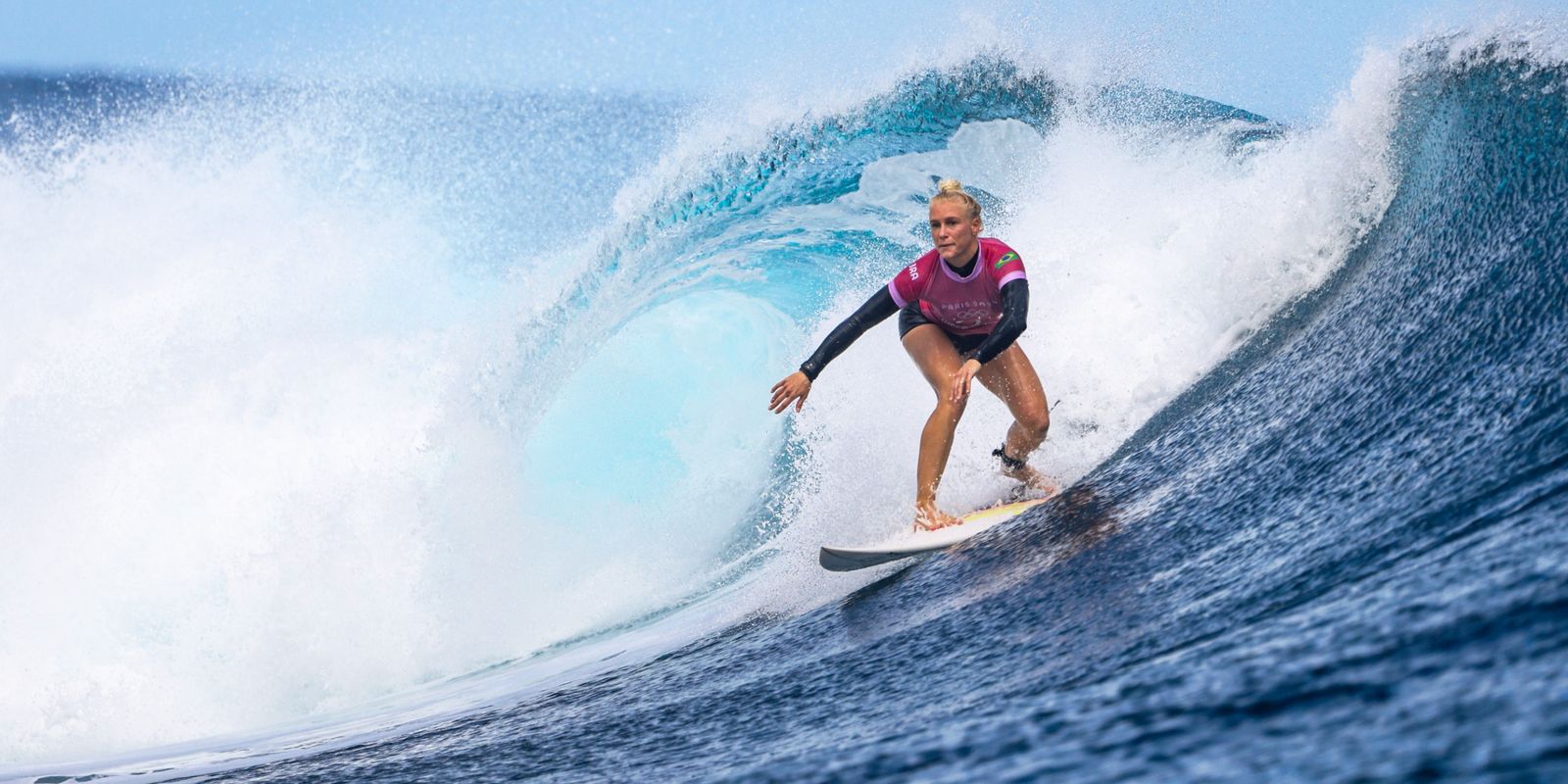 Tati Weston-Webb garante ao menos a prata para o Brasil no surfe