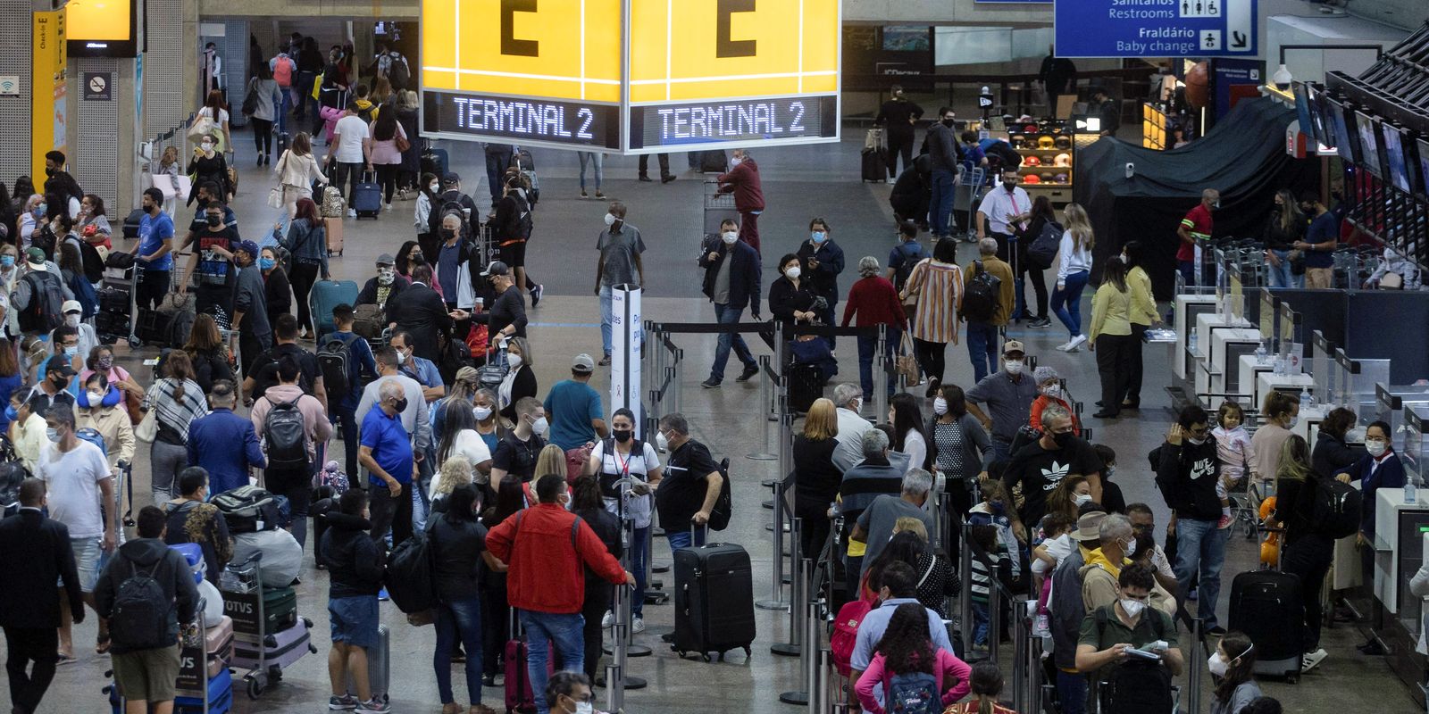 Transporte aéreo puxa alta do setor de serviços em junho