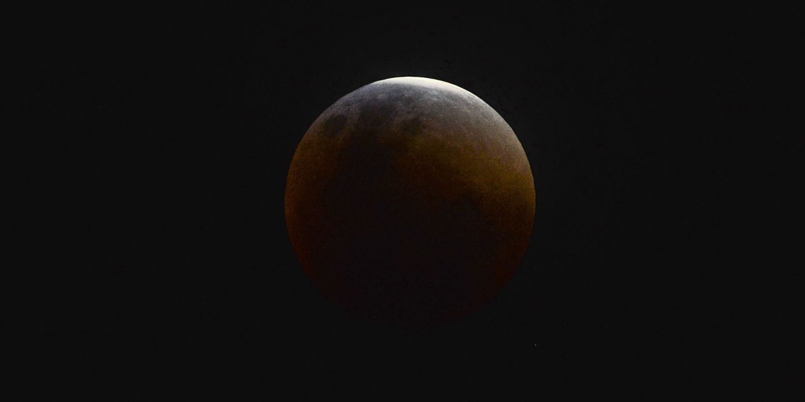 Eclipse parcial da Lua acontece hoje: veja como assistir pela internet