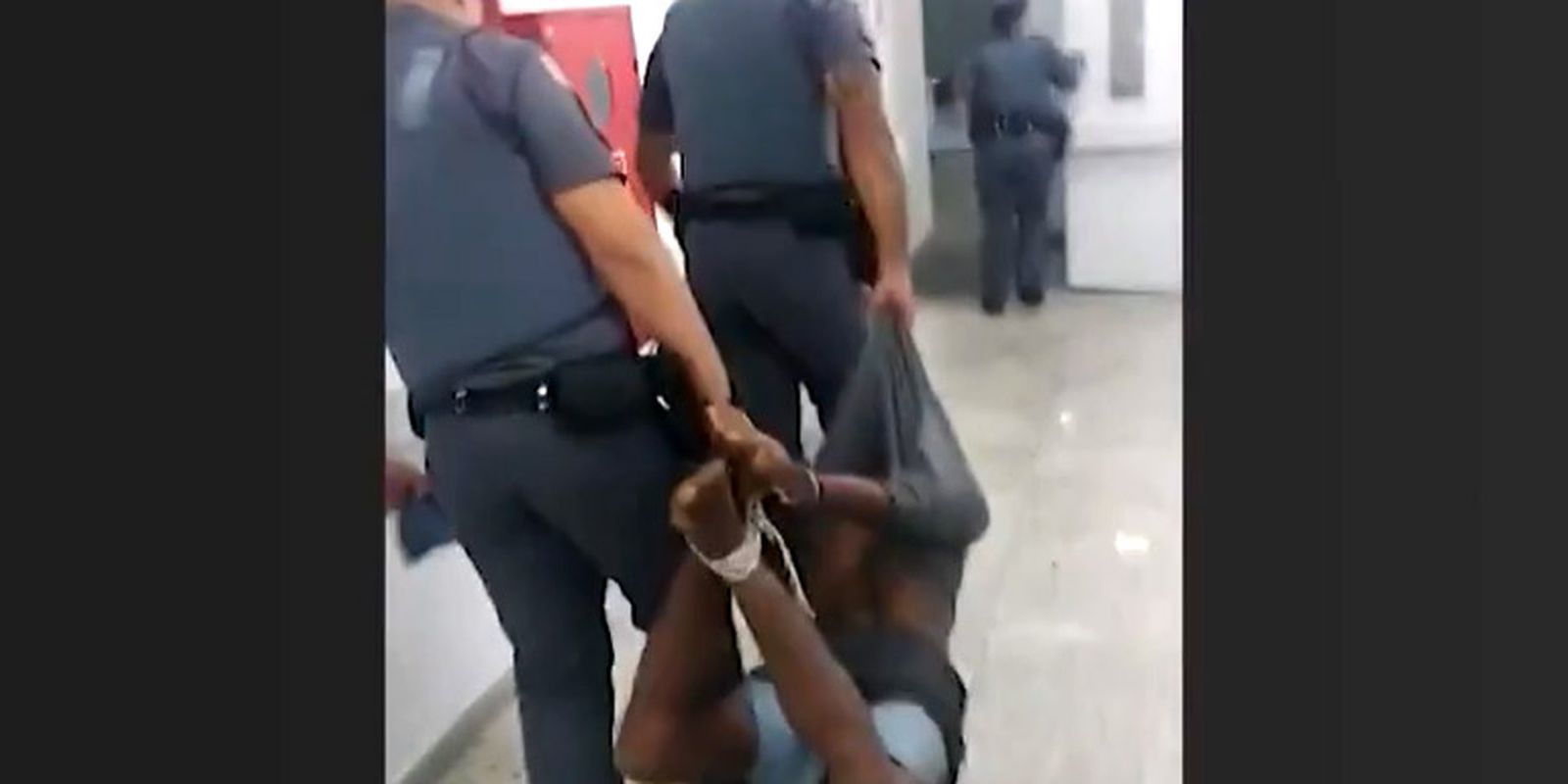 Justiça militar absolve policiais que tinham levado homem amarrado