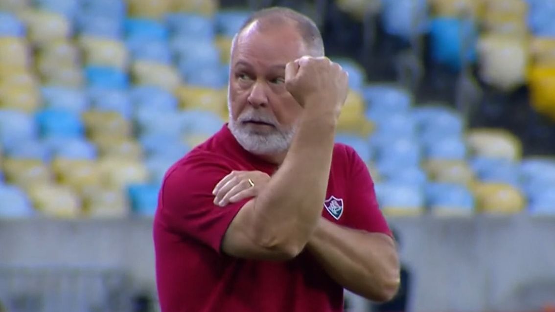 Mano explica ‘banana’ à torcida do Flu e vê arbitragem ‘sensível’ após pressão de Textor: ‘Quando surte efeito…’