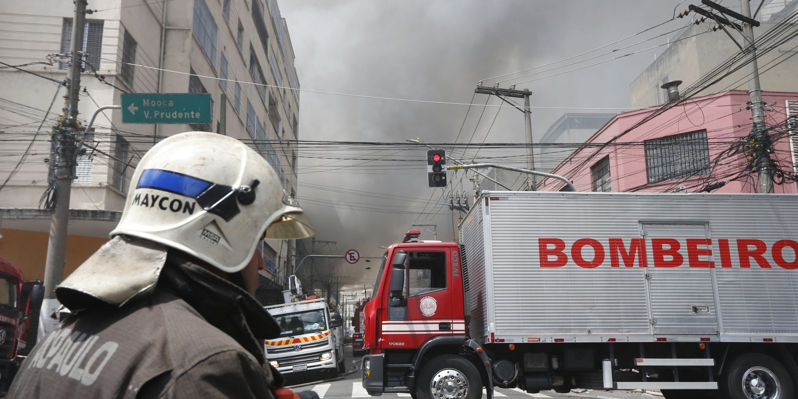 Bombeiros controlam incêndio em shopping no centro de São Paulo