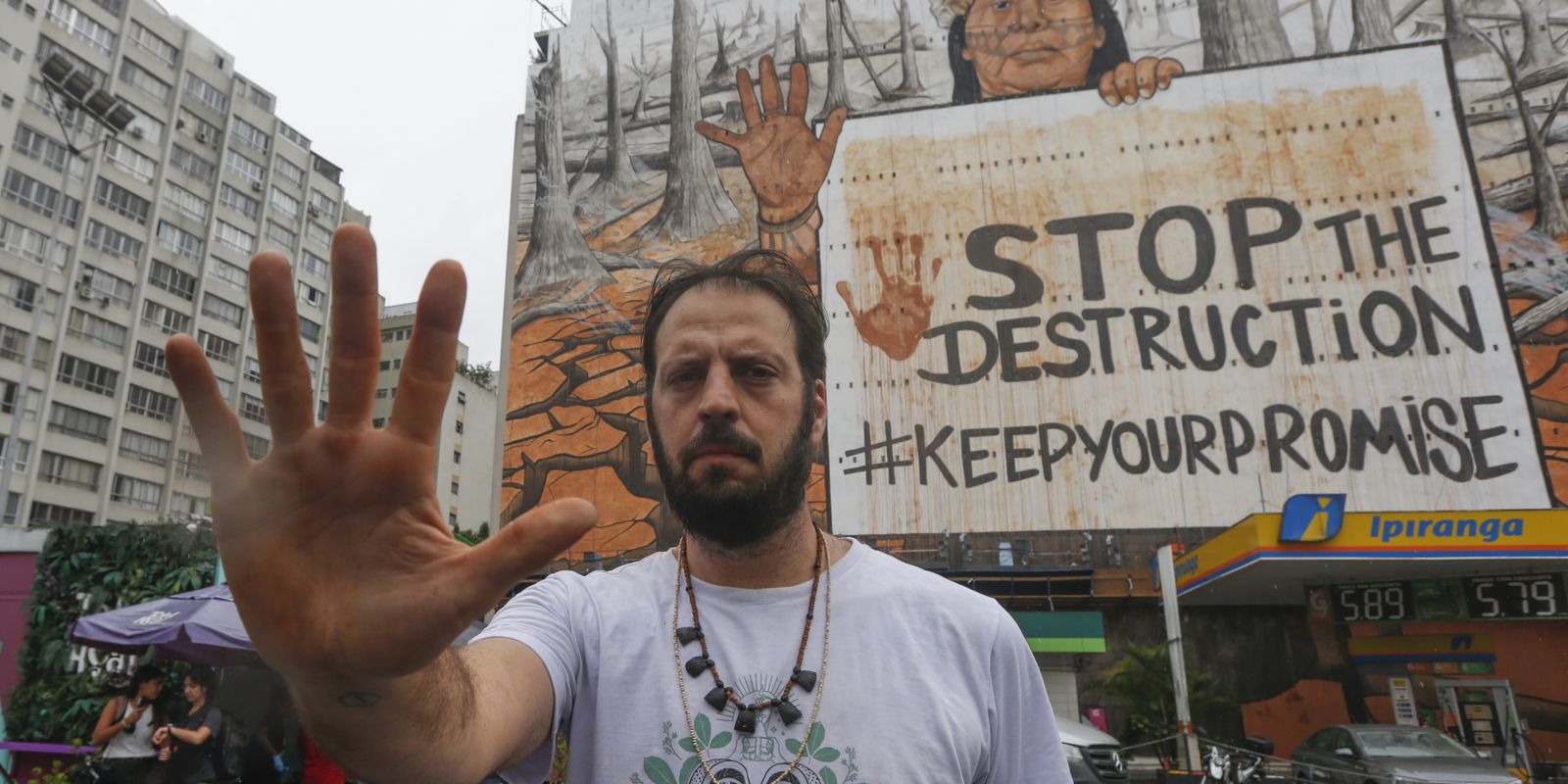 Cinzas de queimadas e lama do RS formam mural em São Paulo