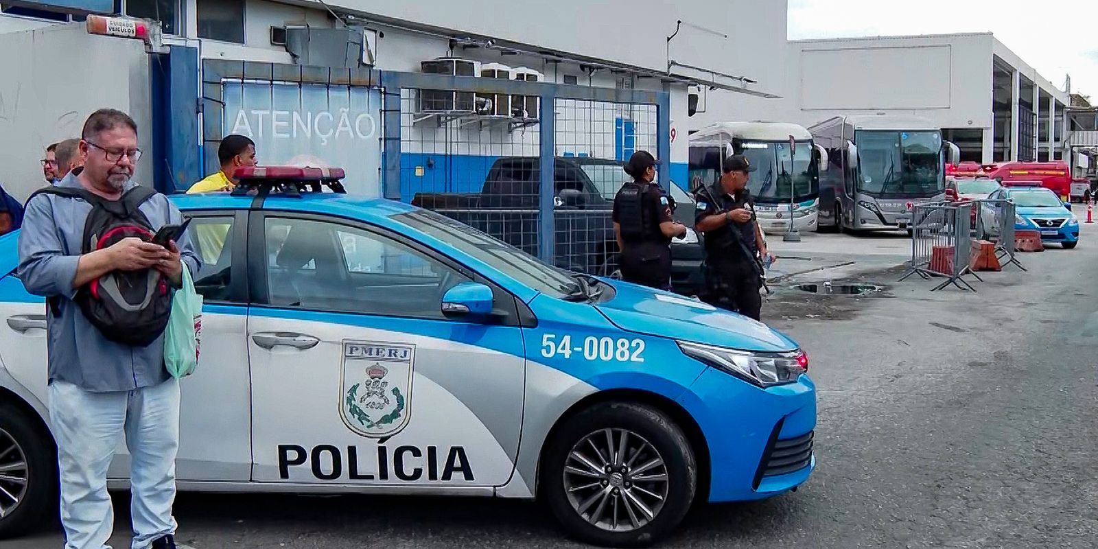 Criminosos sequestram 8 ônibus para fechar rua durante operação no Rio