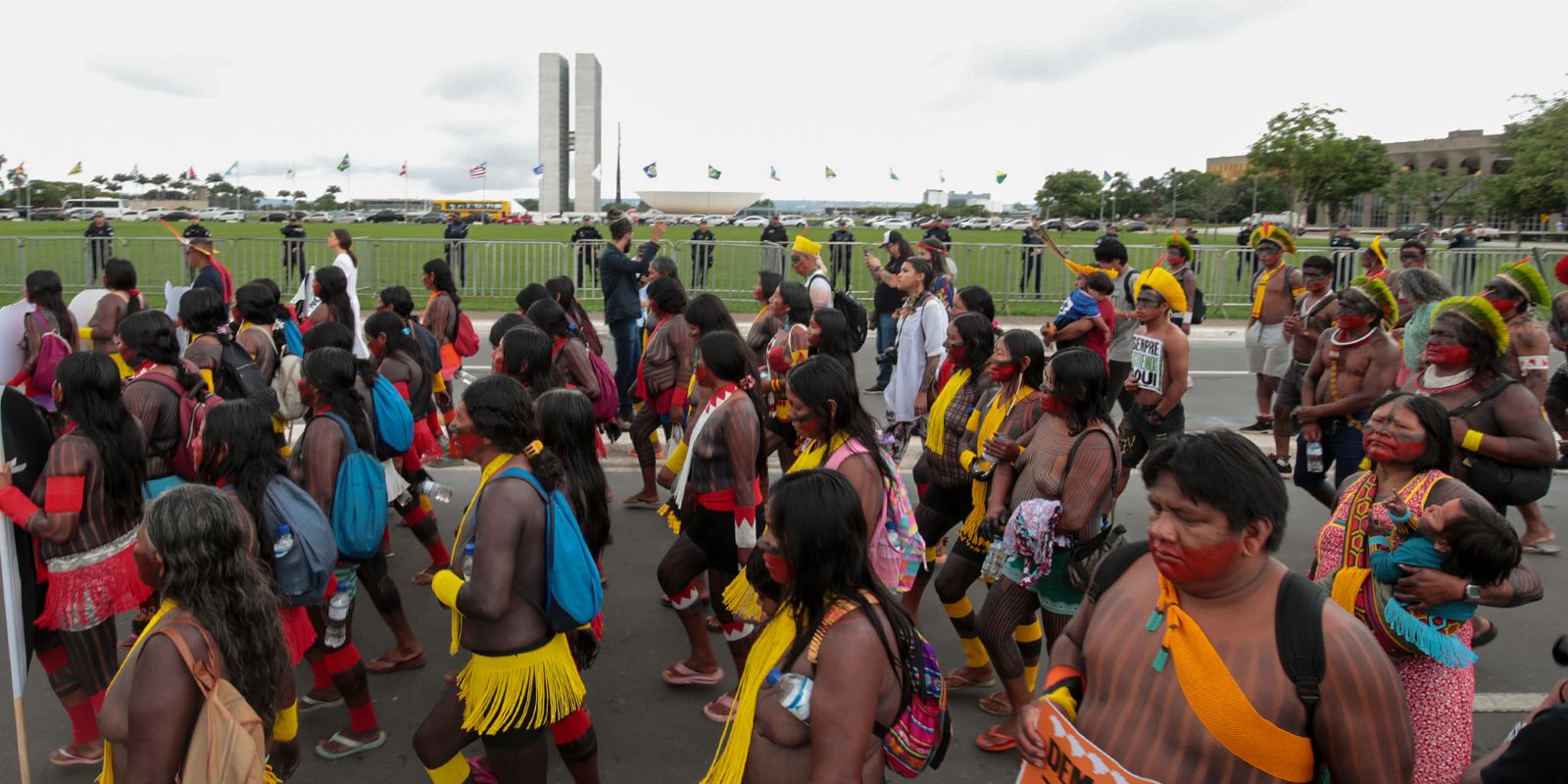 Indígenas marcham em Brasília contra marco temporal