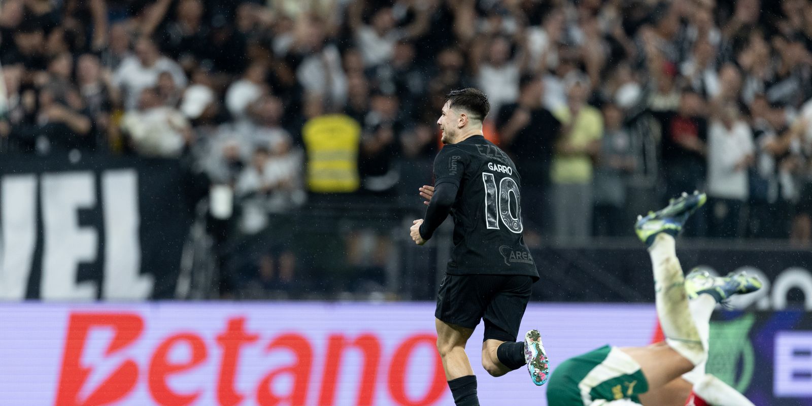 Corinthians vence clássico com o Palmeiras para se afastar do Z4