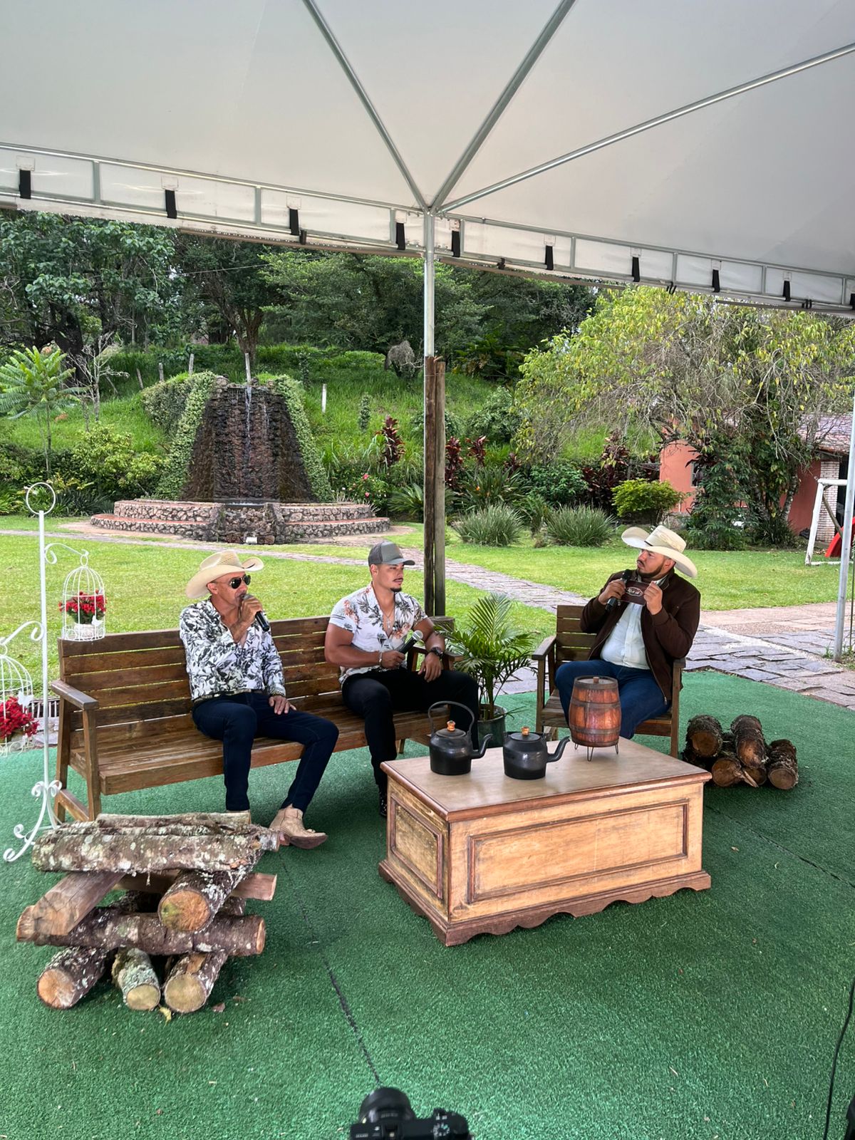 Reizinho e Rafael brilham em programas de TV e conquistam espaço no cenário sertanejo