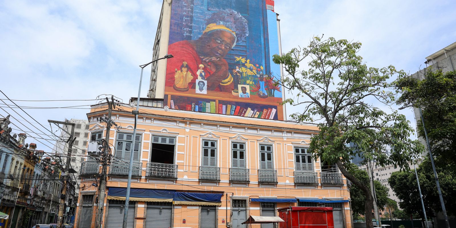 “Flores em vida”: Mural gigante homenageia Conceição Evaristo no Rio