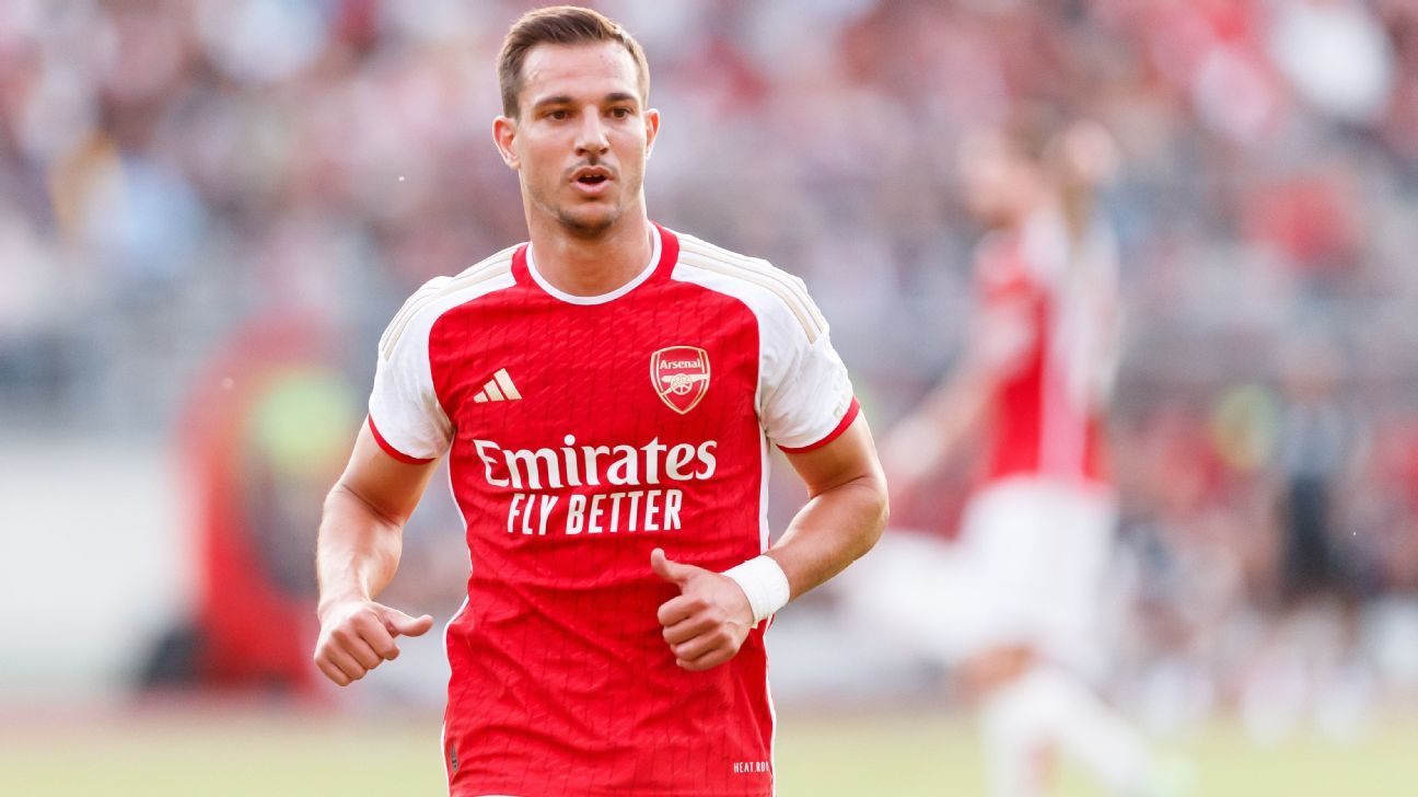 Lateral ex-Arsenal vê jogo no Morumbis e conversa com São Paulo
