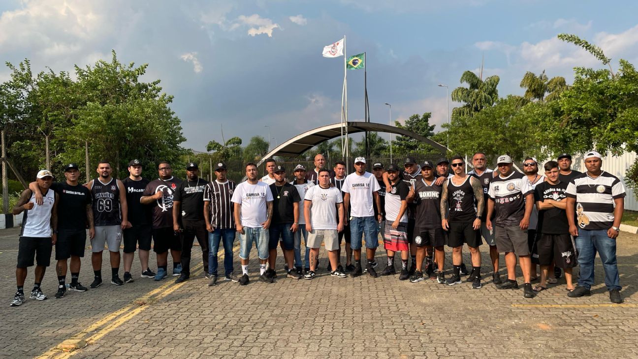 Organizadas do Corinthians vão ao CT e cobram jogadores