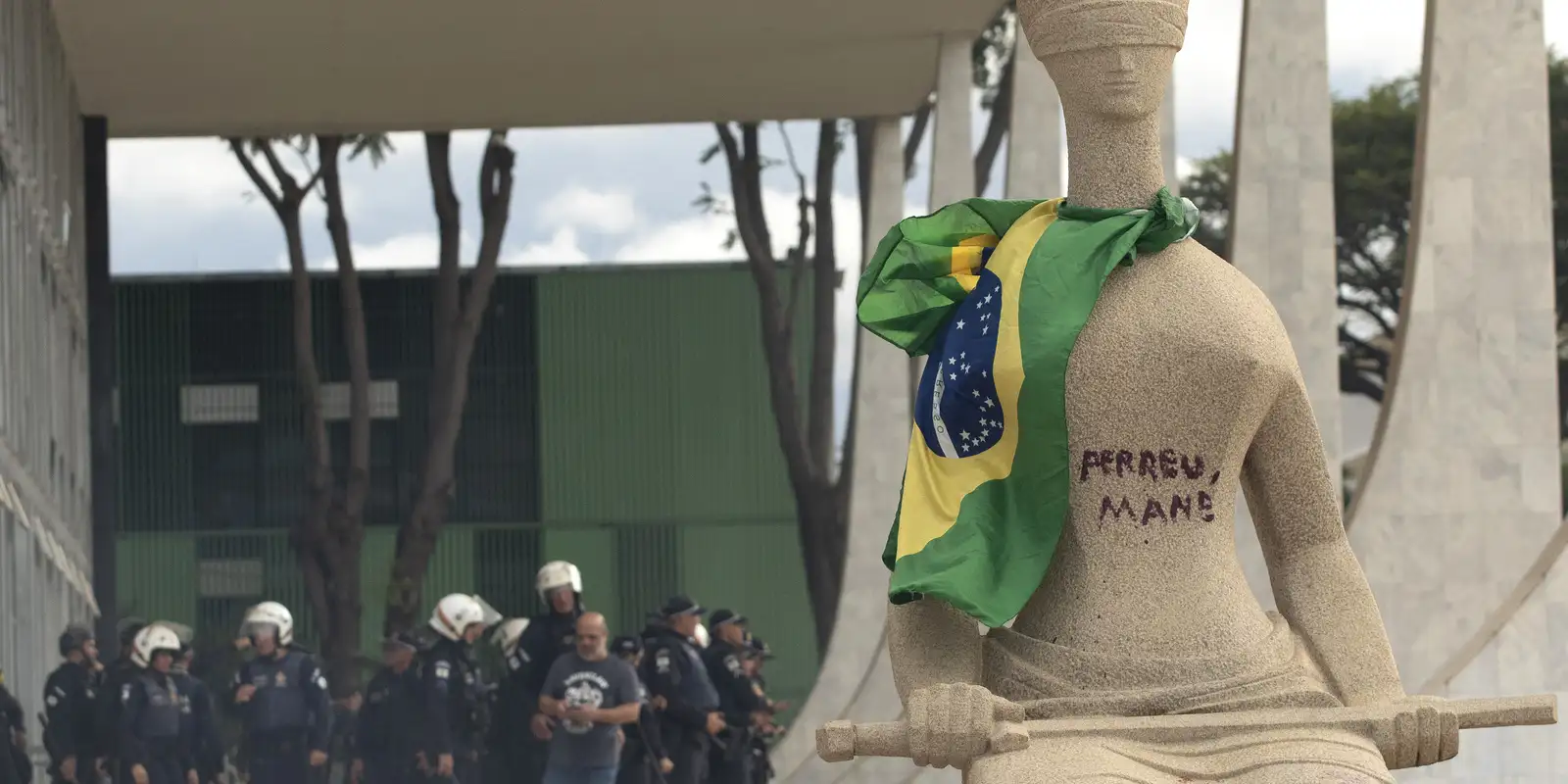 STF suspende julgamento de mulher que pichou “Perdeu, Mané” em estátua