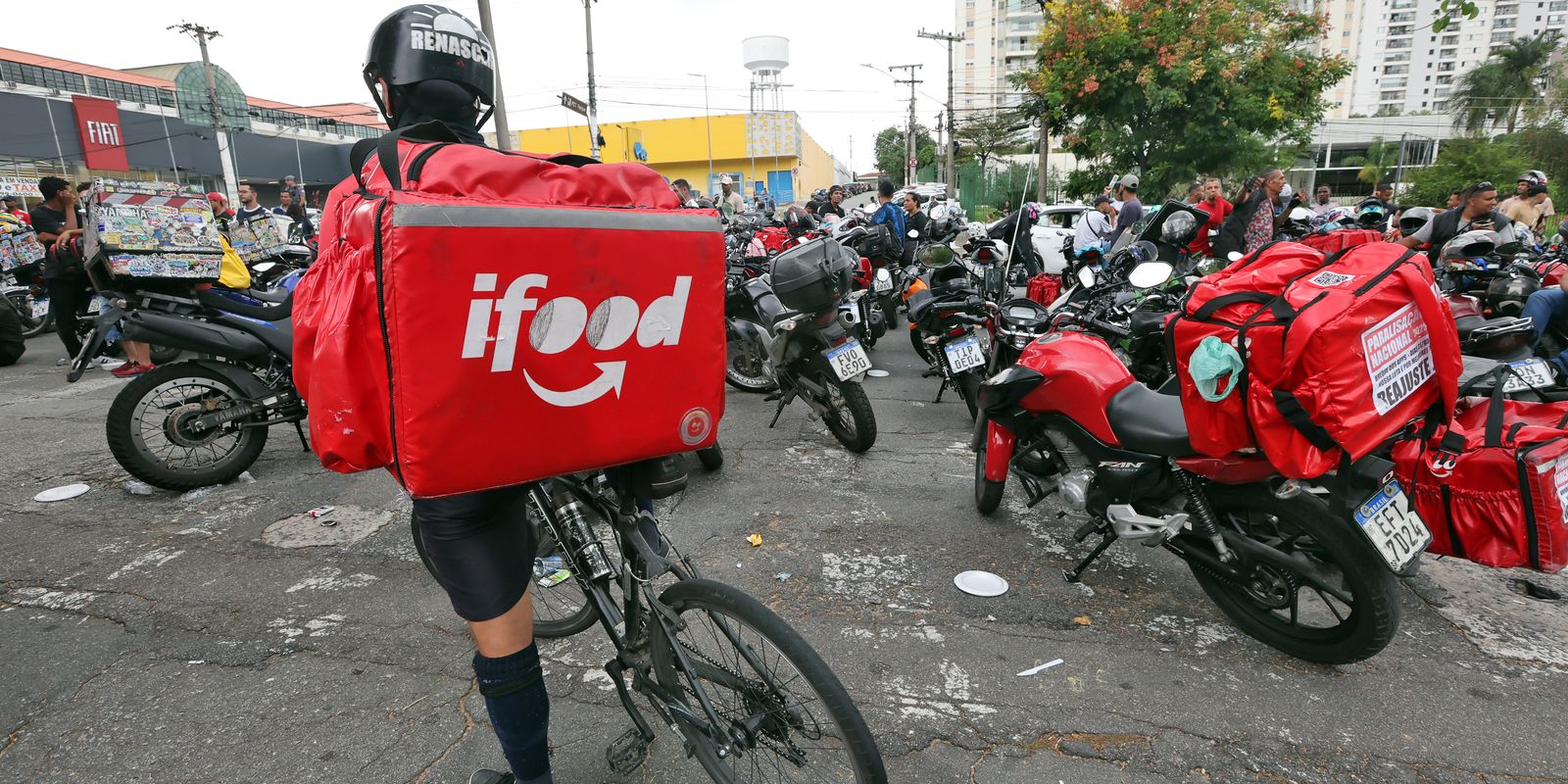 Entregadores mantêm paralisação por melhores condições de trabalho