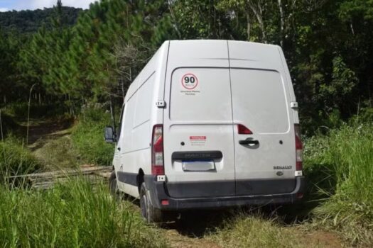Roubo cinematográfico: bandidos armados rendem equipe e levam quase R$ 400 mil em carga no interior de SP