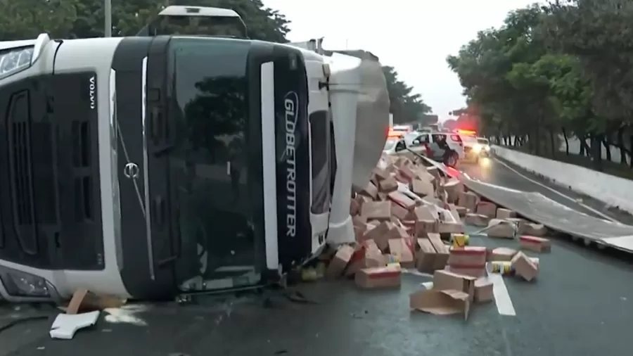 Caminhão tomba na Marginal Tietê e causa congestionamento de 3 km na manhã desta sexta