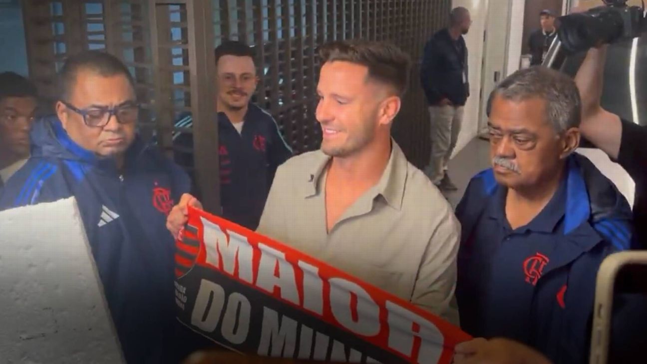 Novo reforço do Flamengo, Saúl desembarca no Rio e ganha placa da torcida