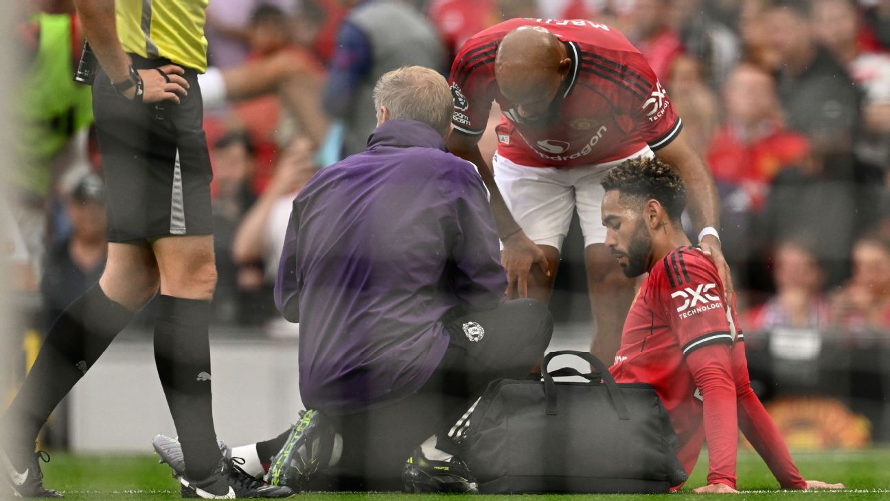 Matheus Cunha sente lesão e é substituído em jogo do United