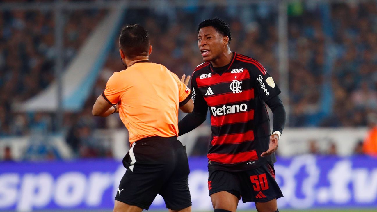 Áudio do VAR em Racing x Flamengo aponta ‘golpe’ de Gonzalo Plata ‘na genital’: ‘Conduta violenta’