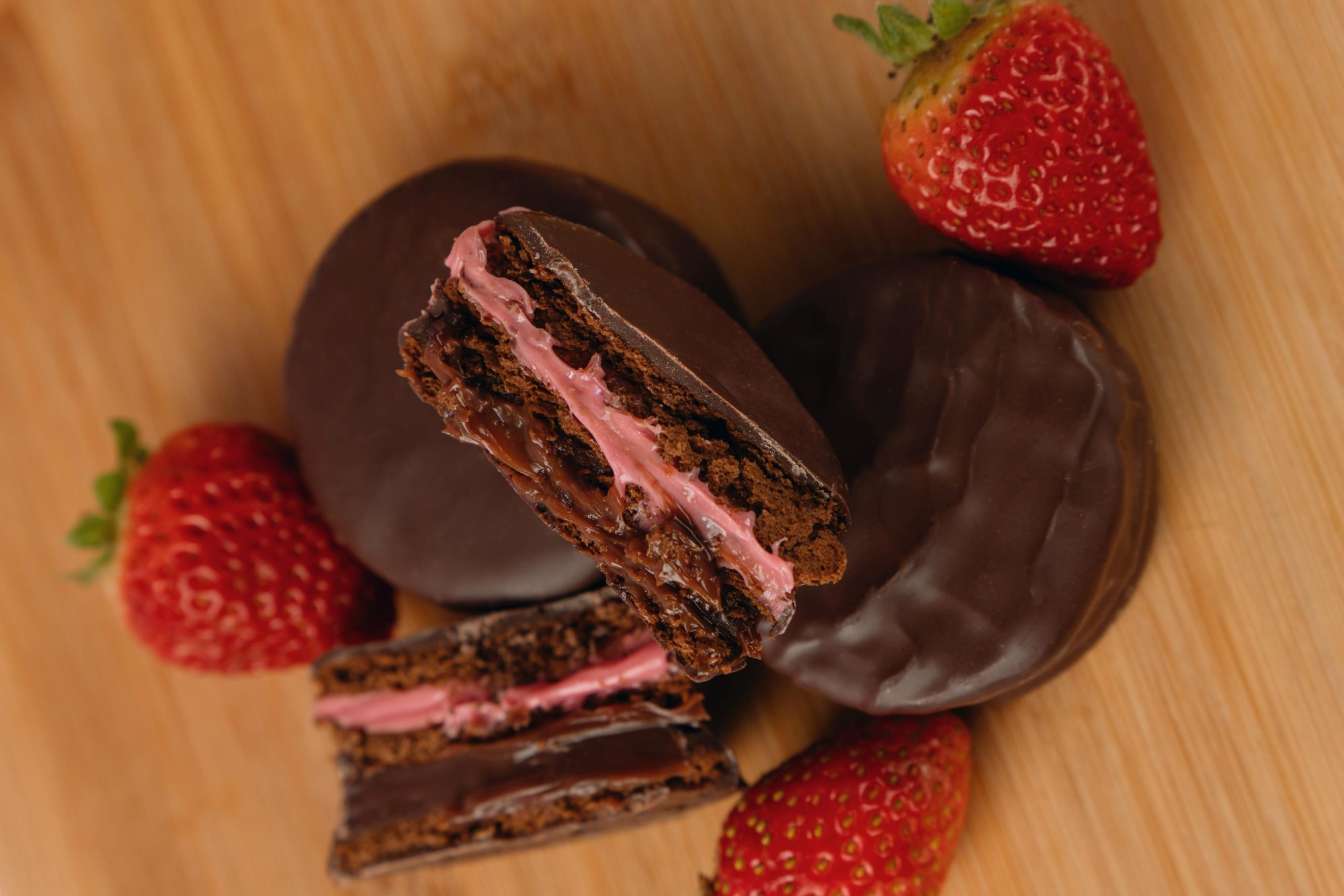 Alfajor Mousse de Morango & Chocolate da Doces Boa Vista chega ao mercado: Novidade promete conquistar o público pela combinação artesanal de sabores