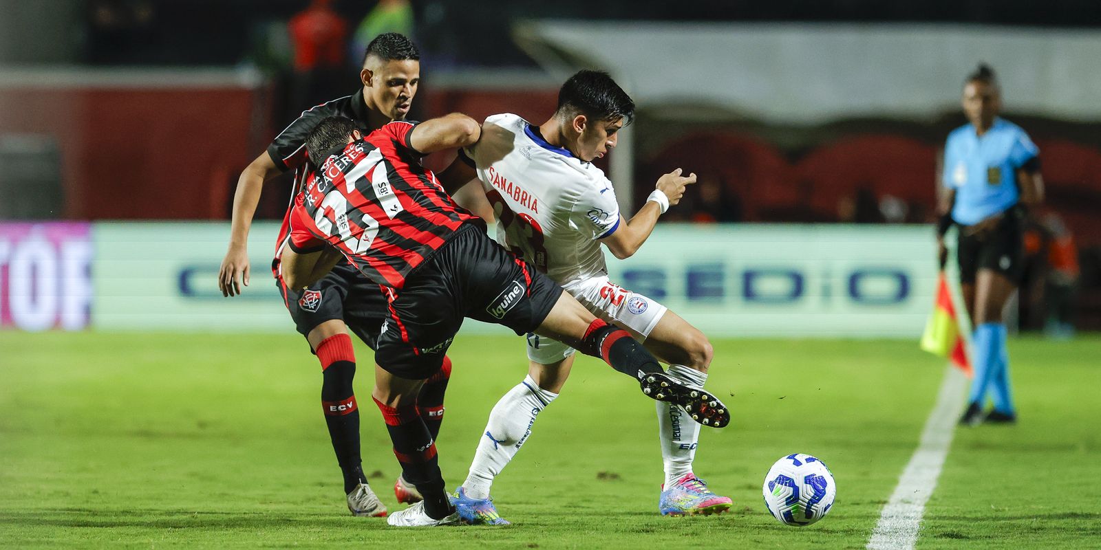 Vitória derrota Bahia e ganha fôlego na luta contra o rebaixamento