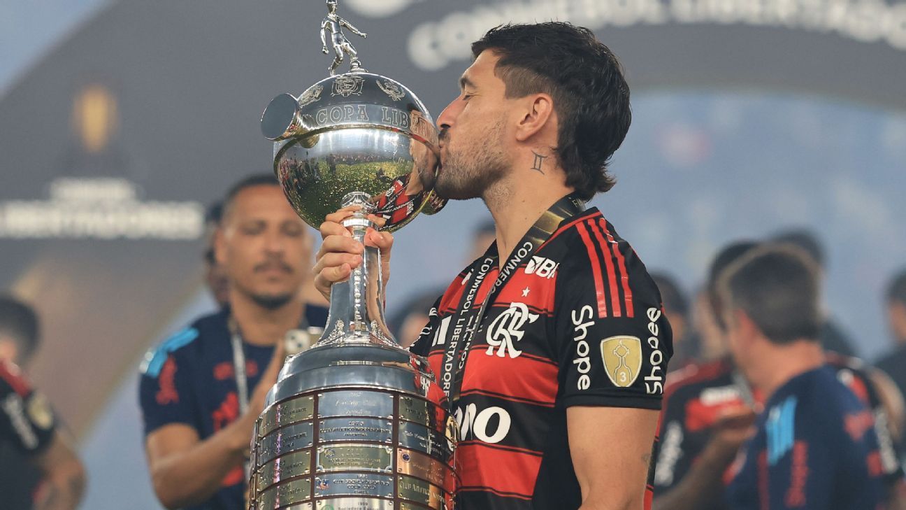 Arrascaeta fala em encerrar carreira no Flamengo e ‘cobra’ renovação de Filipe Luís: ‘Não tem como ir embora’