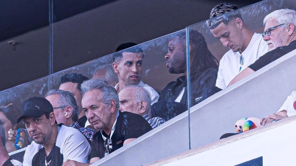 Cancelo, João Félix e Renan Lodi acompanham Wesley em jogo do Corinthians e ganham camisas: ‘Até breve’