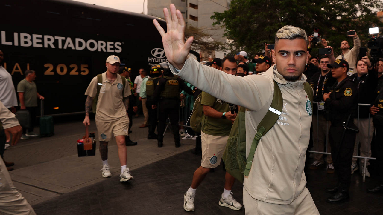 Chegada do Palmeiras a Lima tem muita festa, provocação e Andreas ovacionado: ‘Vai decidir’