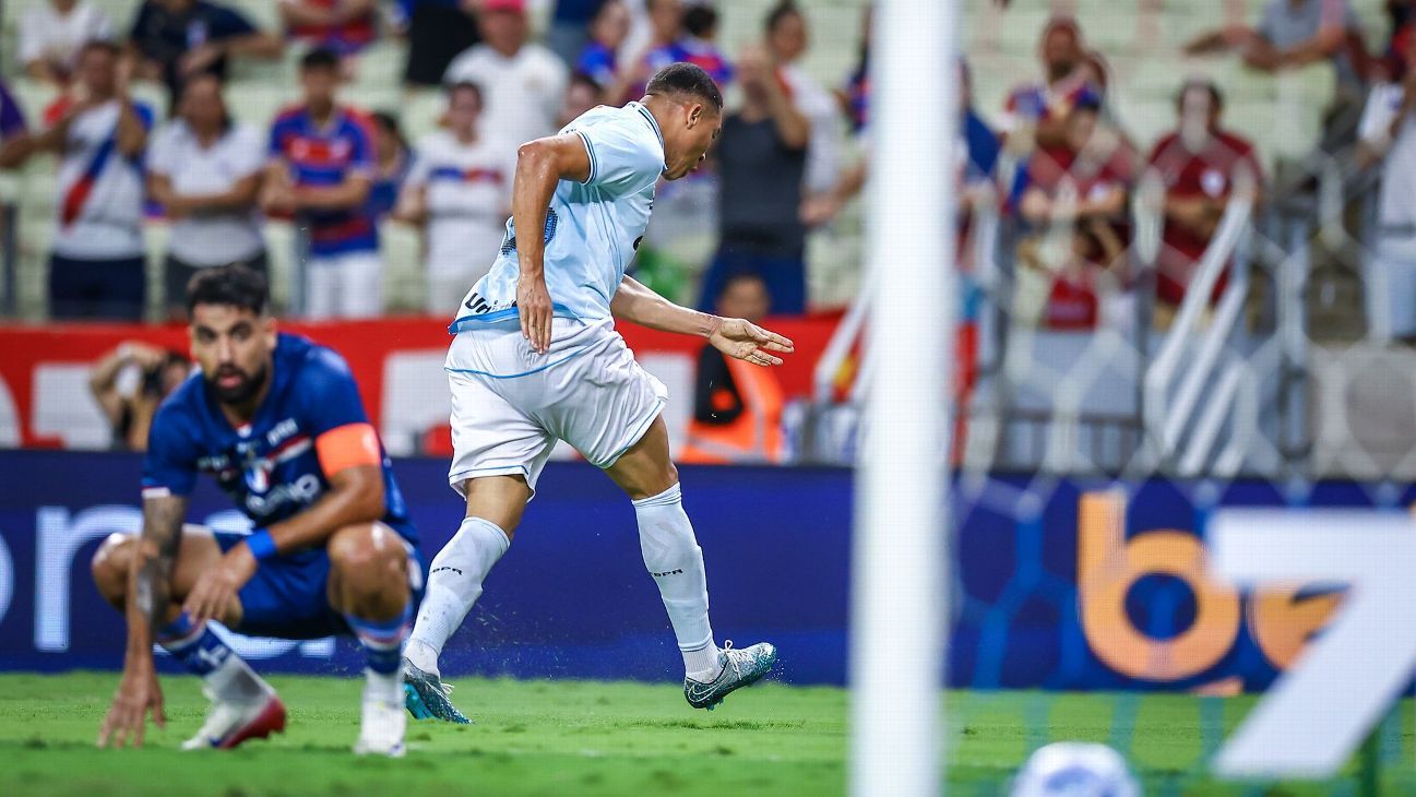Fortaleza leva gol ‘mais bizarro’ do Brasileirão, empata com o Grêmio e se afunda no Z-4