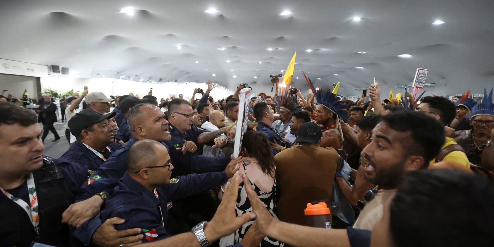 Manifestantes confrontam segurança para entrar em zona restrita