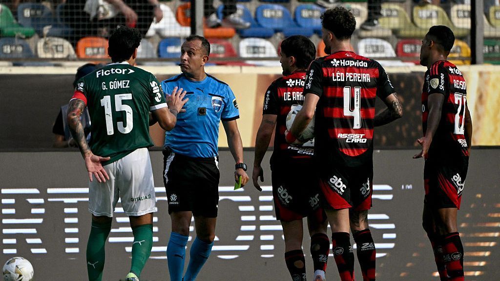 Simon diz que Pulgar deveria ter sido expulso por entrada em Fuchs durante Palmeiras x Flamengo: ‘Sorte que não quebrou’