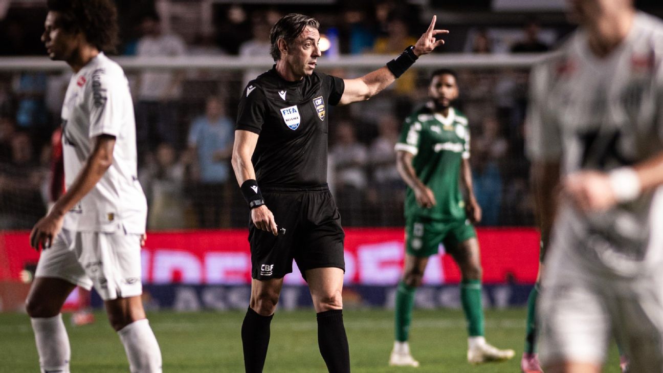 Simon vê erro da arbitragem ao ignorar pênalti para o Palmeiras contra o Santos: ‘Tranco pelas costas…’