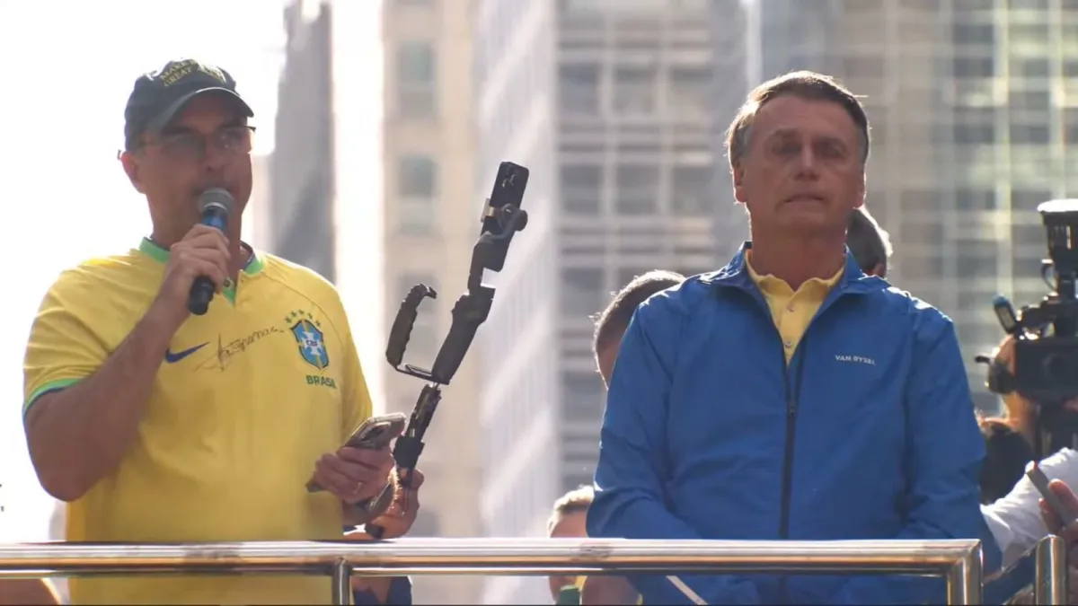 Flávio Bolsonaro entra no foco das autoridades após prisão preventiva do ex-presidente