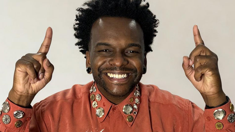Tibless volta ao Sesc Pompeia após 14 anos com o show “Segue o Baile com Tibless”