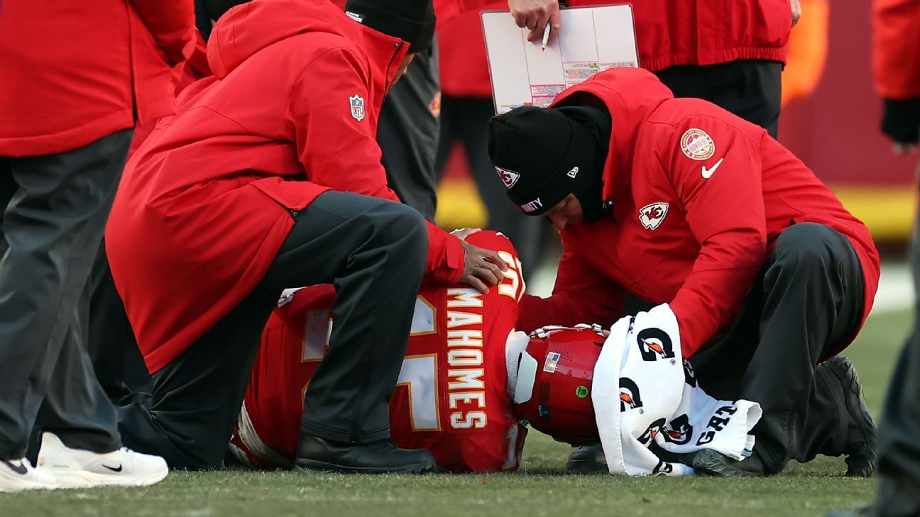 Mahomes sofre ruptura de LCA do joelho e lamenta: ‘Não sei por que isso teve que acontecer’