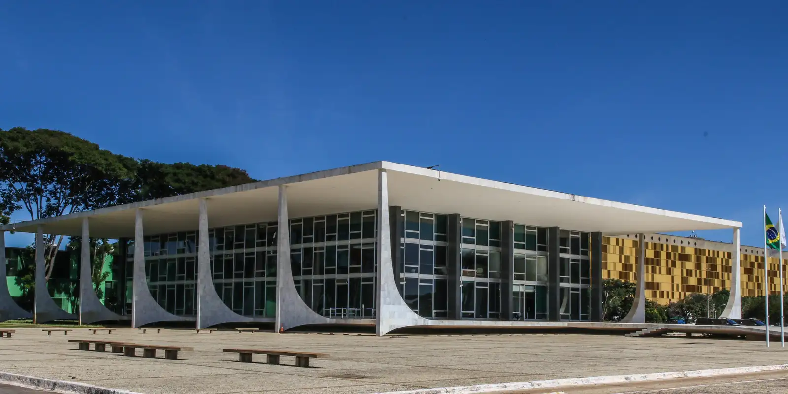 Mendonça vota para validar mínimo existencial em R$ 600
